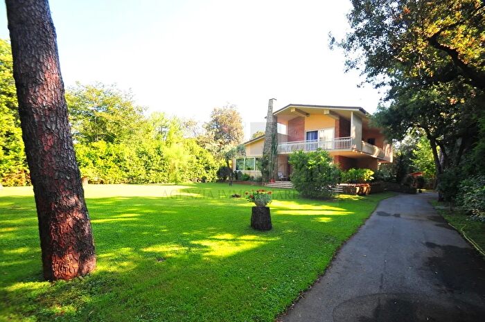 Casa con 7 locali in vendita in Pietrasanta