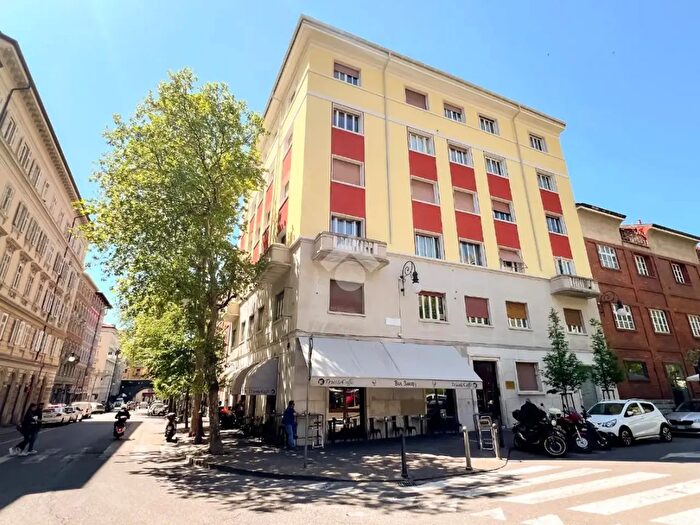 Appartamento trilocale in vendita in Largo Petazzi, Trieste
