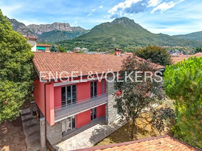 Casa con 6 locali in vendita in Mandello Del Lario