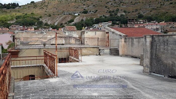 Casa con 11 locali in vendita in Via Santa Margherita Maddaloni, Maddaloni