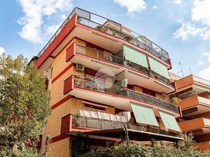 Appartamento trilocale in vendita in Via Cairo Montenotte, Roma