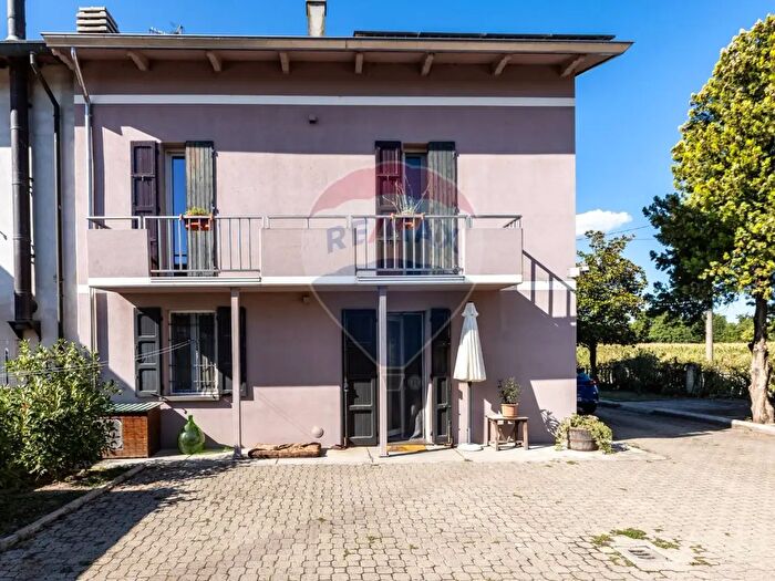 Casa con 9 locali in vendita in Strada Filippina, Sissa Trecasali