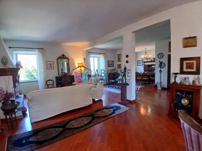 Appartamento con 8 locali in vendita in Livorno