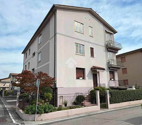 Appartamento quadrilocale in vendita in Via Foscolo, Cassola