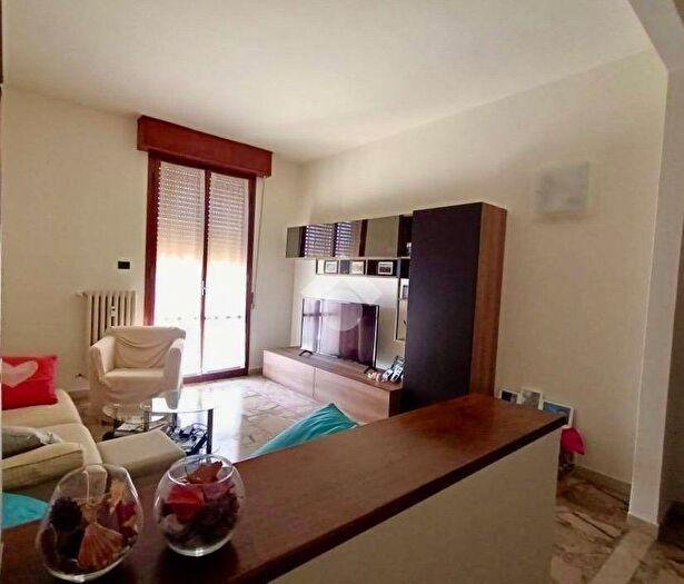 Appartamento quadrilocale in affitto in via Amici, Viali, Modena