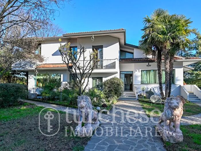 Casa con 13 locali in vendita in Via Premurana, Treviglio