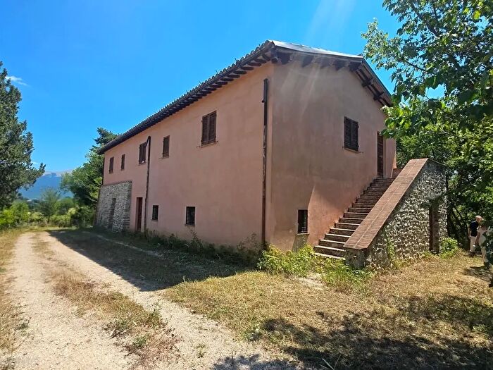 Casa con 10 locali in vendita in Vocabolo Caldognola, Nocera Umbra