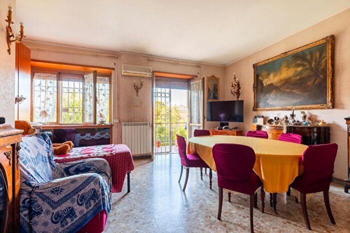 Appartamento trilocale in vendita in Via Vallebona, Roma