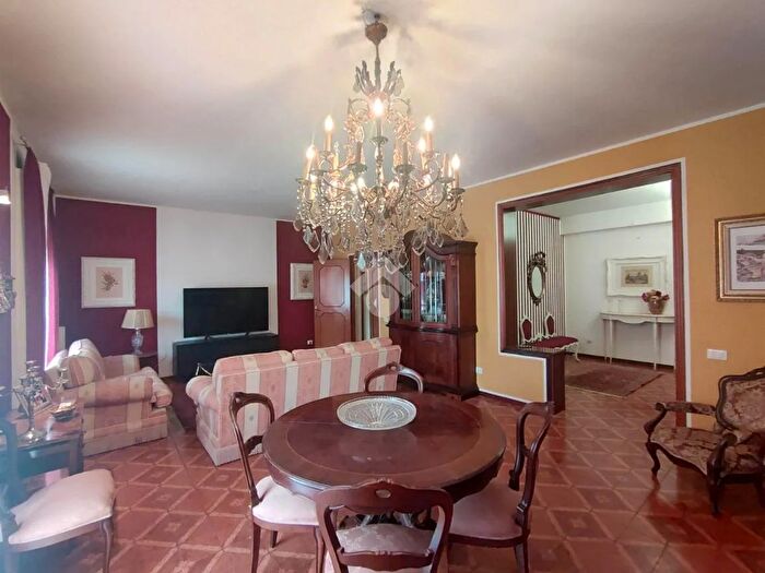 Appartamento con 5 locali in vendita in Via Sampolo, Palermo