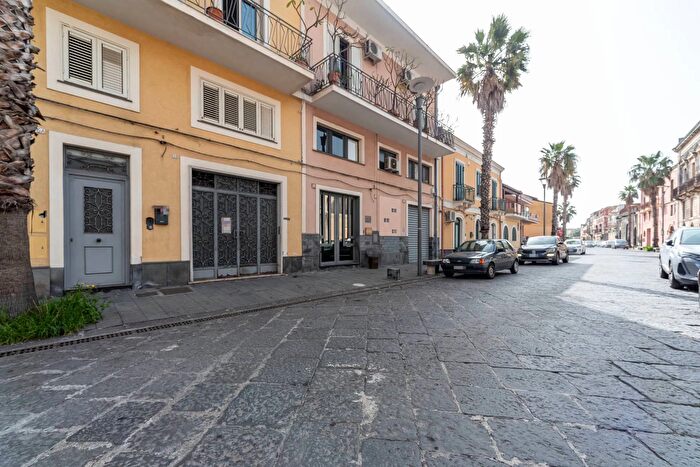 Casa con 8 locali in vendita in Via Cristoforo Colombo, Riposto