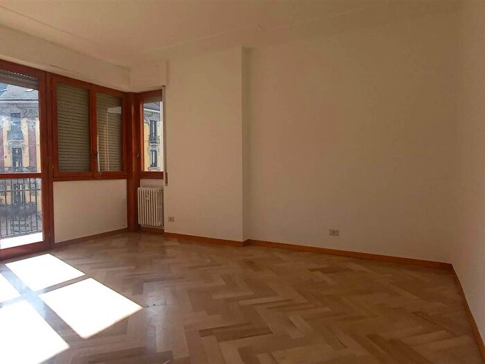 Appartamento trilocale in affitto in Via Achille Maiocchi, Morgagni, Milano