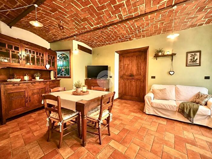 Casa con 8 locali in vendita in Piazza San Michele, Rosta