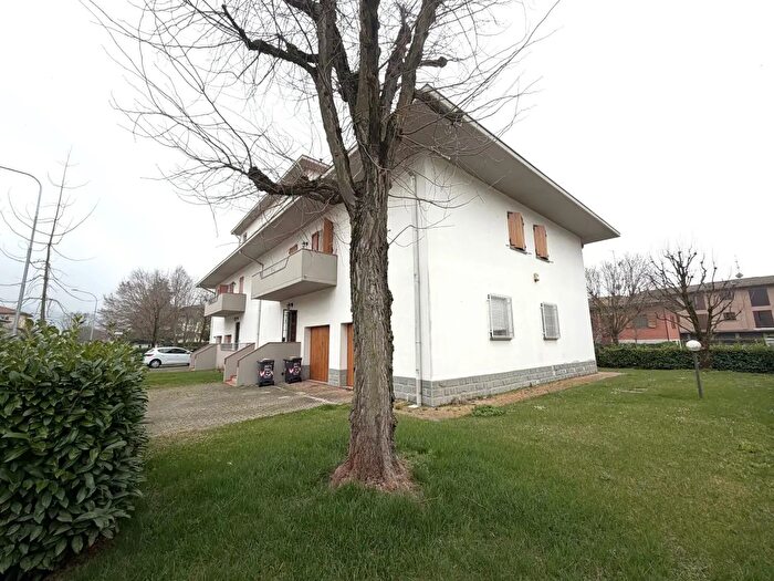 Casa con 12 locali in vendita in Valsamoggia