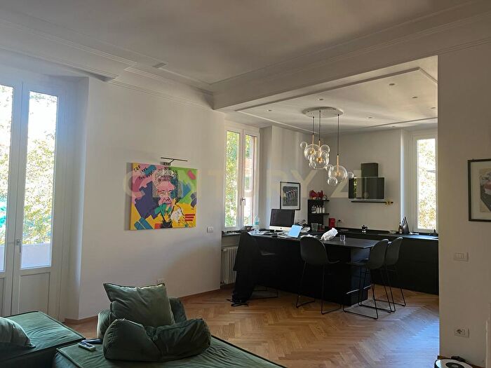 Appartamento trilocale in vendita in Via Giovanni Pascoli, Milano