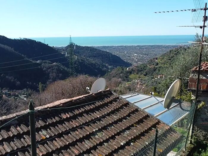 Casa quadrilocale in vendita in Via Benedetti PR, Montignoso