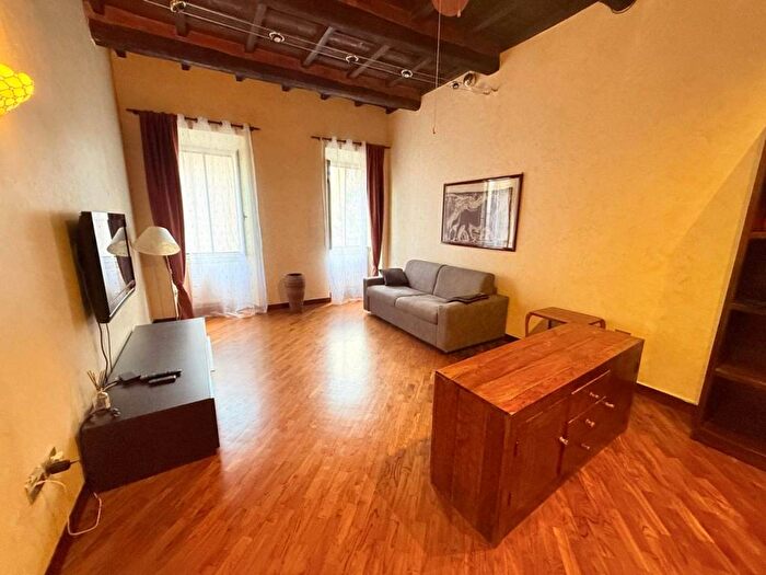 Appartamento bilocale in affitto in Via della Paglia, Trastevere, Roma