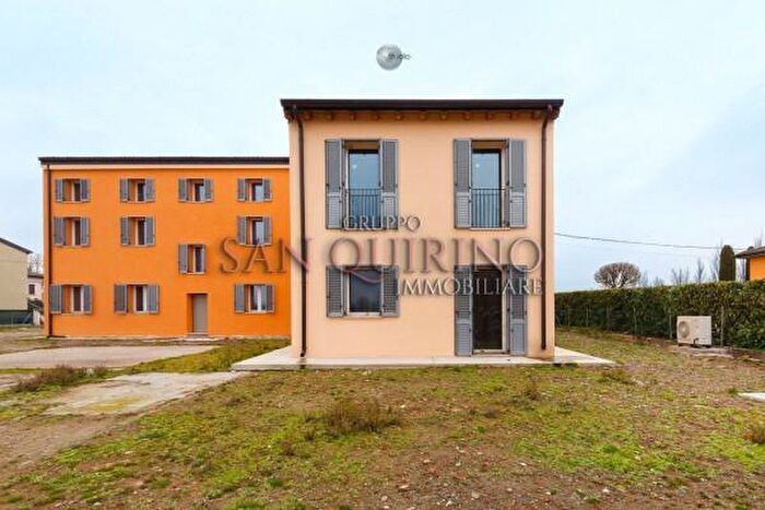 Casa trilocale in vendita in Via Guastalla, Reggiolo