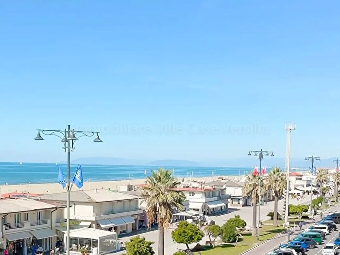 Appartamento con 6 locali in vendita in Viale Giosuè Carducci, Viareggio