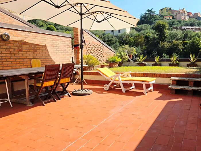 Casa con 8 locali in vendita in Lerici
