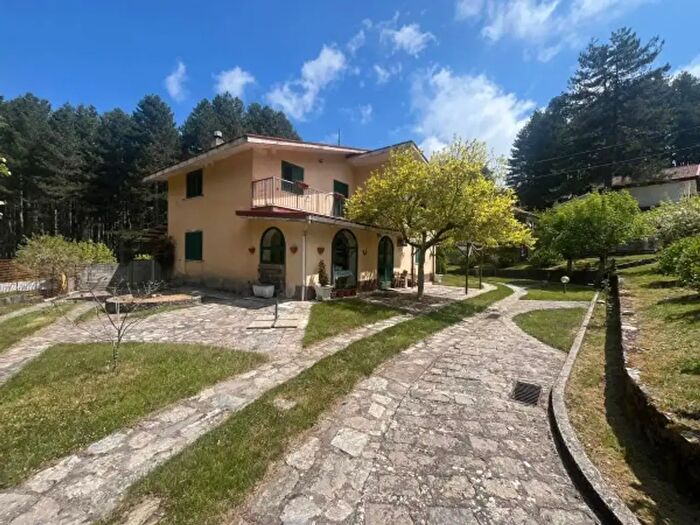 Casa con 6 locali in vendita in Località Ruggiolino, Taverna