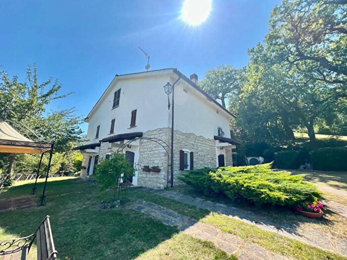 Casa con 9 locali in vendita in Frazione Trinquelli, Genga