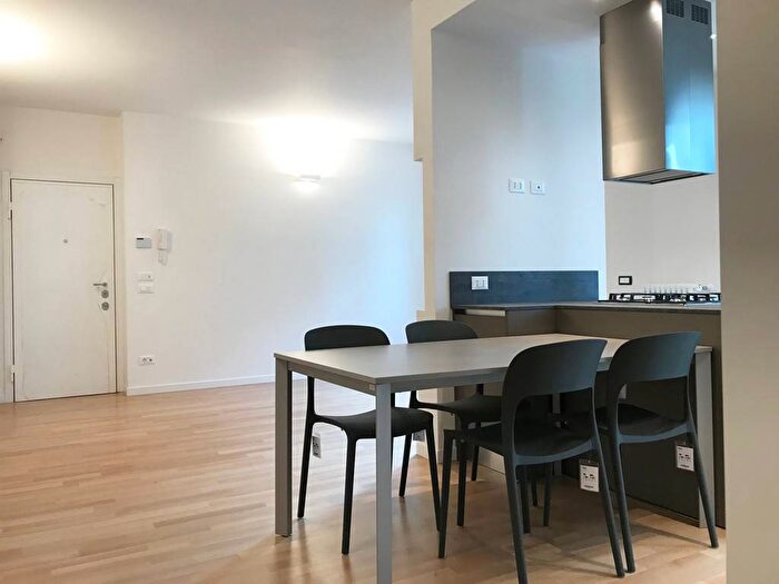 Appartamento trilocale in affitto in Via Alcuino, Sempione, Milano