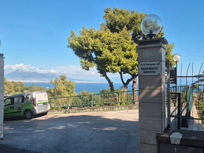 Appartamento trilocale in affitto in Via Francesco Petrarca, Posillipo, Napoli