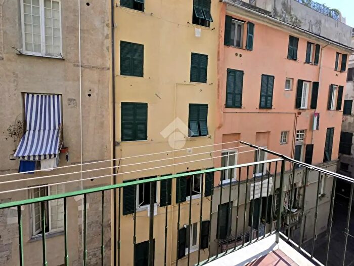 Appartamento quadrilocale in vendita in Via del Campo, Genova
