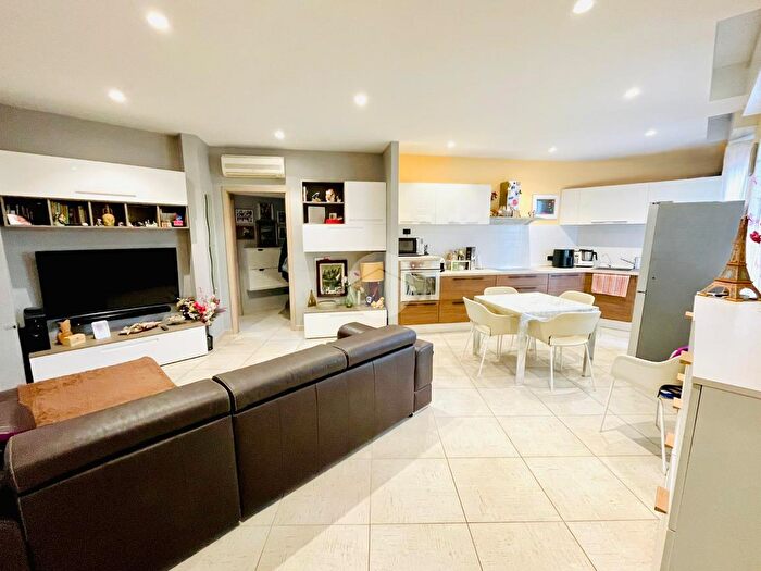 Appartamento trilocale in vendita in Via Ippolito Nievo, Monza