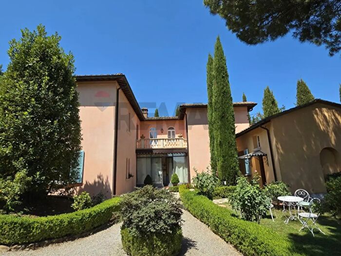 Casa con 10 locali in vendita in Montepulciano