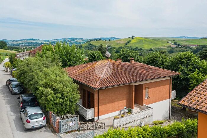 Casa con 5 locali in vendita in Via Raffaello Sanzio, Montefelcino