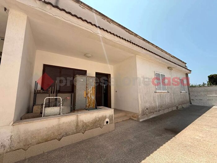 Appartamento quadrilocale in vendita in Via Girasoli, Taranto