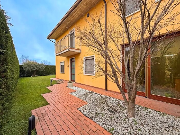 Casa con 6 locali in vendita in Via Suor Elisabetta Venturini, Zevio