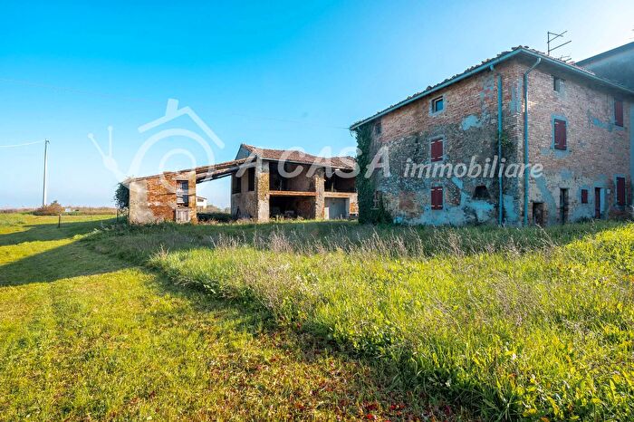 Casa con 10 locali in vendita in Via Borgonovo Campanara, Medesano