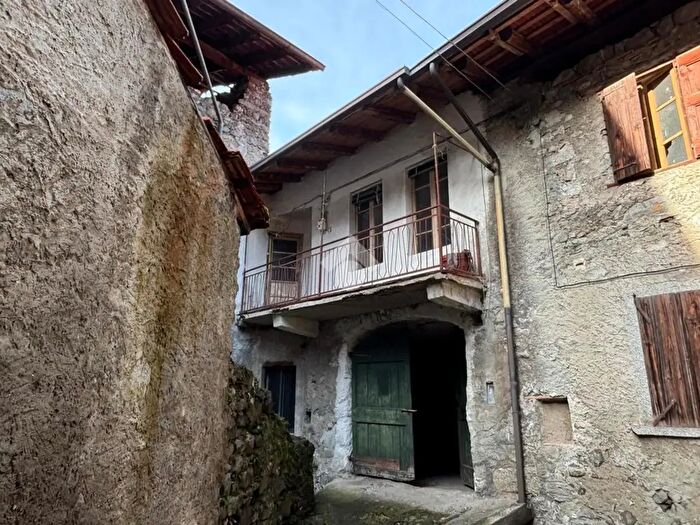 Casa quadrilocale in vendita in Via S Obizio, Niardo