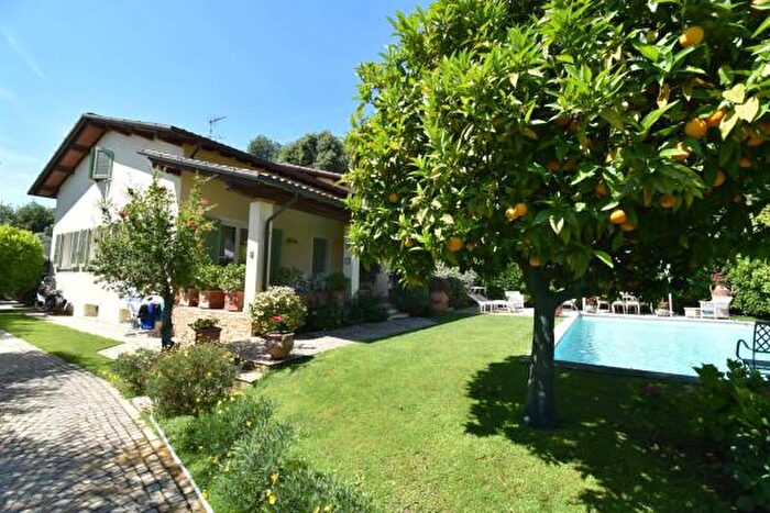 Casa con 6 locali in vendita in Via Strettoia, Pietrasanta