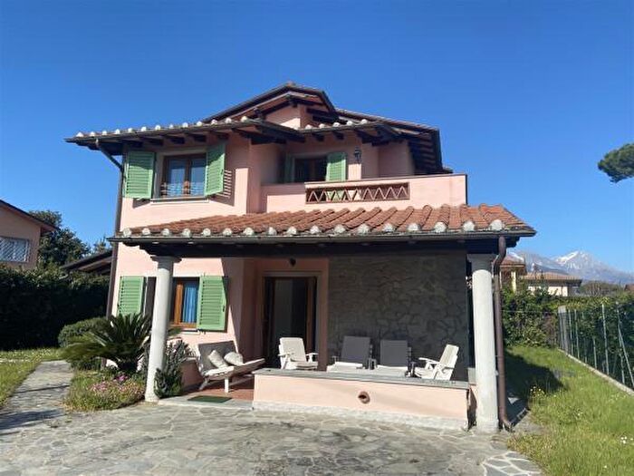 Casa con 6 locali in affitto in Forte Dei Marmi