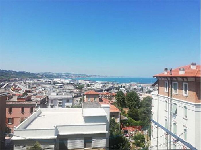 Appartamento trilocale in vendita in Via Raffaello Sanzio, Ancona