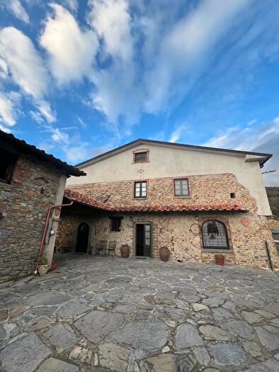 Casa con 11 locali in vendita in Fivizzano