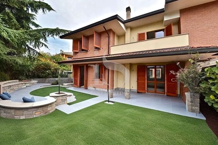 Casa quadrilocale in vendita in Via Monte Nero, Vimercate