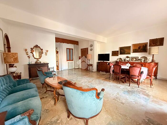 Appartamento con 5 locali in vendita in Via della Pineta Sacchetti, Roma