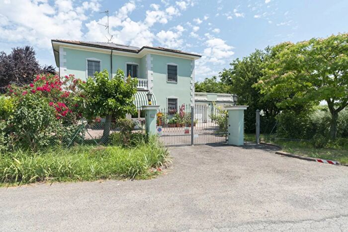 Casa con 10 locali in vendita in Parma Strada Borghetto, Parma