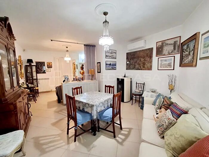 Appartamento con 5 locali in vendita in Via Dante Alighieri, Giurdignano