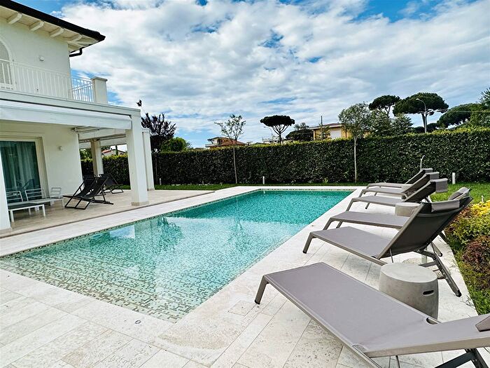 Casa con 13 locali in vendita in Pietrasanta