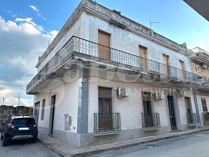 Casa con 11 locali in vendita in Via FLli Bandiera, Avola