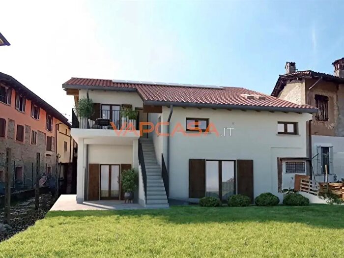 Casa con 6 locali in vendita in Piazza Roma, Levate