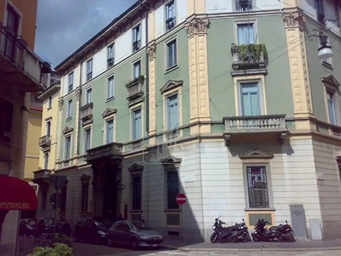 Casa con 8 locali in affitto in Via Donizetti, Milano