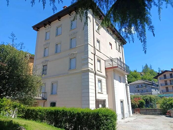 Casa con 16 locali in vendita in Via Antoni Stoppani, Berbenno