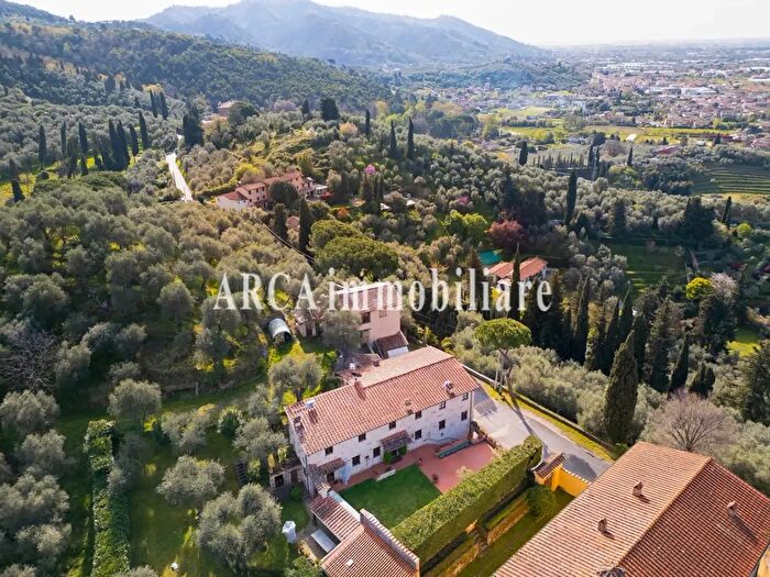 Casa con 10 locali in vendita in Pietrasanta