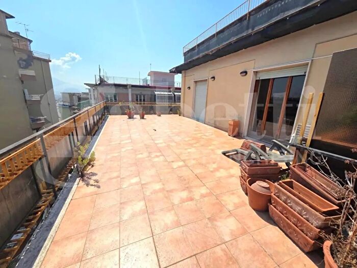 Appartamento con 5 locali in vendita in Prolungamento Carlo De Marco, Napoli